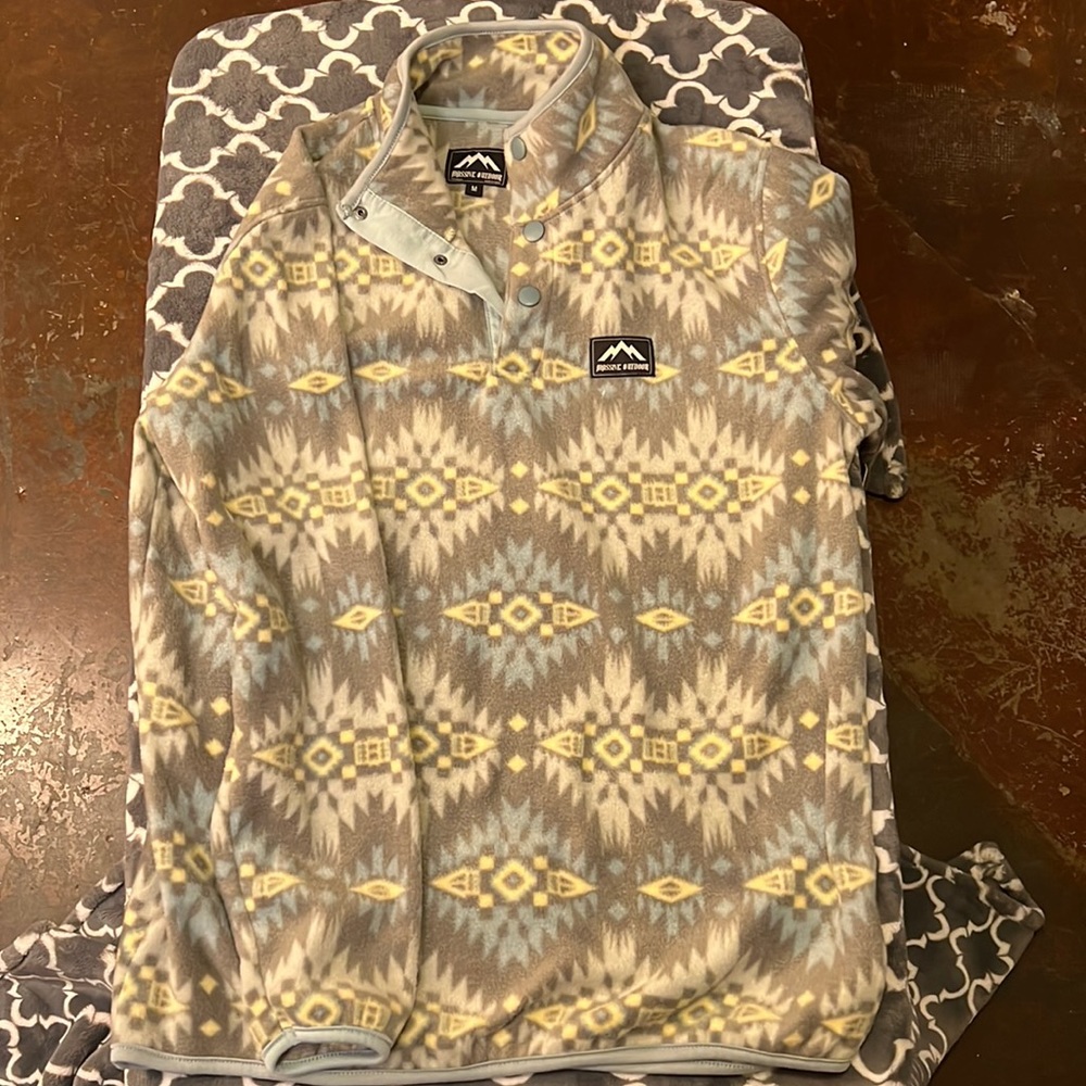 Massive Outdoor Pullover